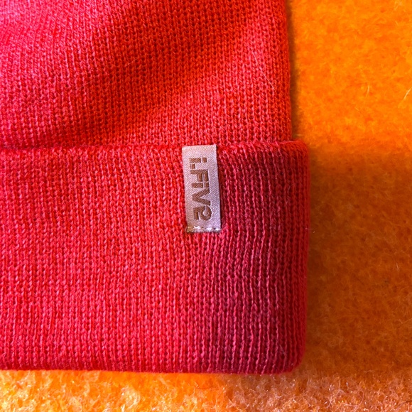 Minimalist red short monochrome tuque hat beanie NWT - Picture 4 of 6